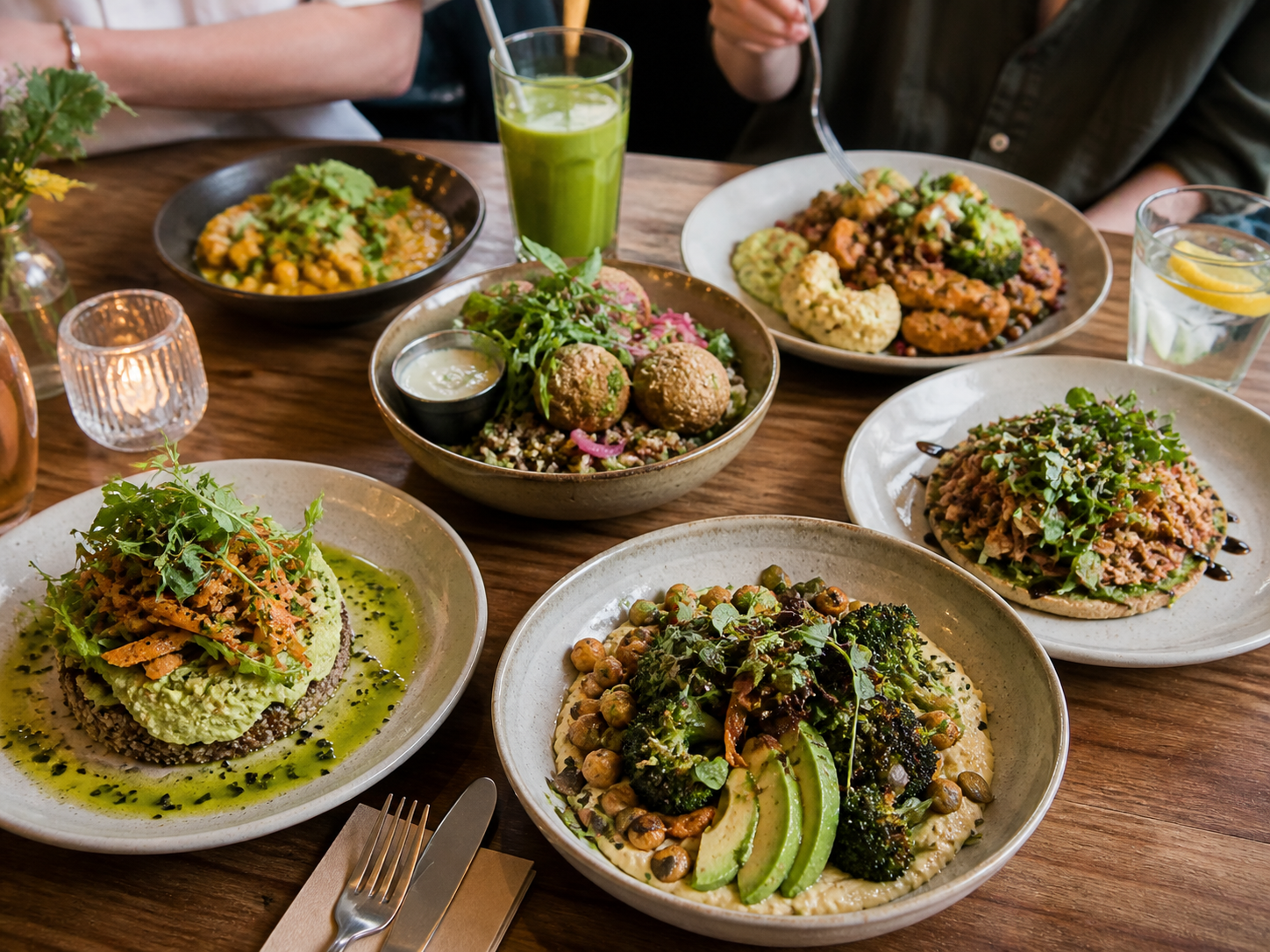Plantaardige gerechten op tafel